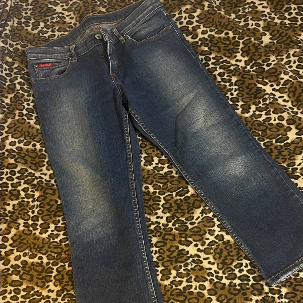 GUESS CAPRIS
